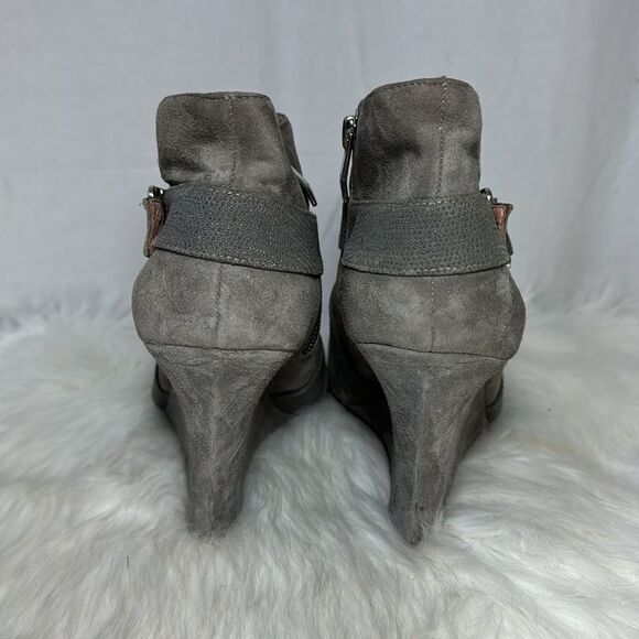 Vince Camuto Pamari Taupe Suede Wedge Peep Toe Booties Sz 11 - Picture 3 of 7